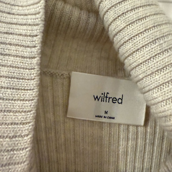 Aritzia Wilfred cropped turtleneck in size medium. Excellent condition - Picture 3 of 3